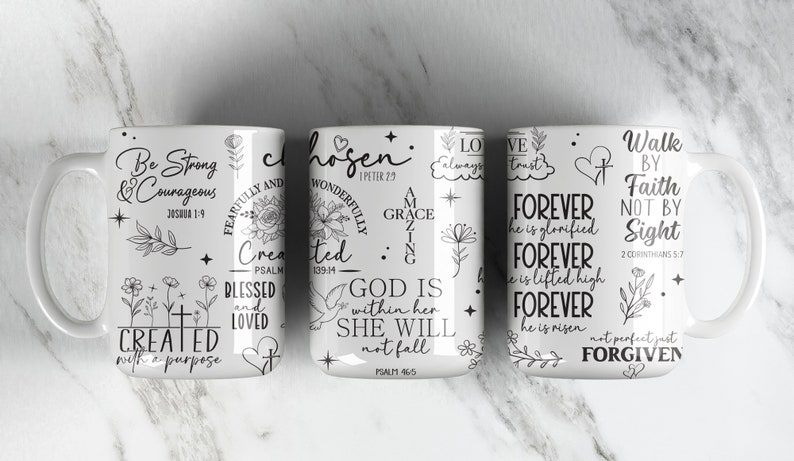 Pu&ograve; includere: Set di tre tazze in ceramica bianca con citazioni ispiratrici nere e disegni floreali. Le citazioni includono "Sii forte e coraggioso", "Scelto", e "Cammina per fede, non per vista".