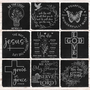 Pode incluir: Nove bases de ardósia preta com citações inspiradoras e imagens religiosas gravadas. Os designs incluem uma lâmpada com flores, uma borboleta, uma cruz e textos bíblicos. Cada base tem aproximadamente 10 cm quadrados.