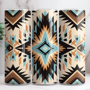 Puede incluir: Tres vasos de acero inoxidable con un patrón geométrico en tonos marrones, azules y blancos. El patrón recuerda al arte nativo americano.