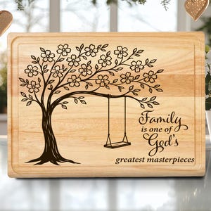 Könnte beinhalten: Rechteckiges Schneidebrett aus hellem Holz mit einem Baumdesign und einer Schaukel. Der Baum hat Blüten und Blätter, und der Text lautet: „Familie ist eines von Gottes größten Meisterwerken“.