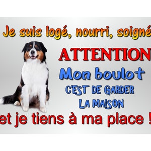 以下が含まれることがあります： フランス語のテキストとオーストラリアンシェパード犬が描かれた看板。テキストには「ATTENTION」や「私の仕事は家を守ることです」などのフレーズが含まれています。犬は黒、茶色、白の毛並みです。
