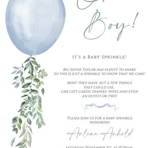 Op de afbeelding: Een baby sprinkle uitnodiging met een blauwe ballon en groene bladeren. De tekst luidt "Oh Boy!" en "It's a Baby Sprinkle!" De uitnodiging bevat de naam "Arlene Anhold" en de datum "Zaterdag 5 november om 10:30 uur".