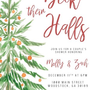 Op de afbeelding: Een aquarel-illustratie van een kerstboom met oranje ornamenten. De tekst "Let's Deck the Halls" is geschreven in rood cursief. De uitnodiging is voor een bruiloft-douche ter ere van Molly & Zach op 11 december om 18:00 uur. Het adres is 1000 Main Street, Woodstock, GA 30189. RSVP naar Sherri op 680-253-2553. Geregistreerd op TheKnot.com.