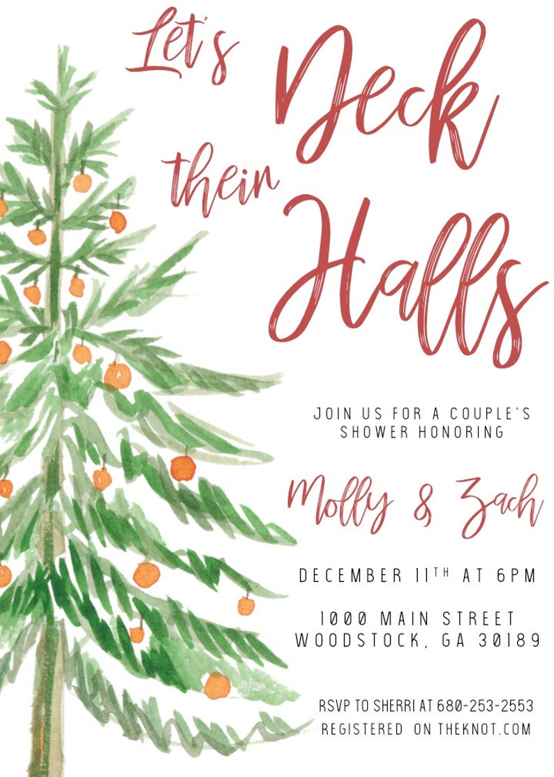 Op de afbeelding: Een aquarel-illustratie van een kerstboom met oranje ornamenten. De tekst "Let's Deck the Halls" is geschreven in rood cursief. De uitnodiging is voor een bruiloft-douche ter ere van Molly & Zach op 11 december om 18:00 uur. Het adres is 1000 Main Street, Woodstock, GA 30189. RSVP naar Sherri op 680-253-2553. Geregistreerd op TheKnot.com.