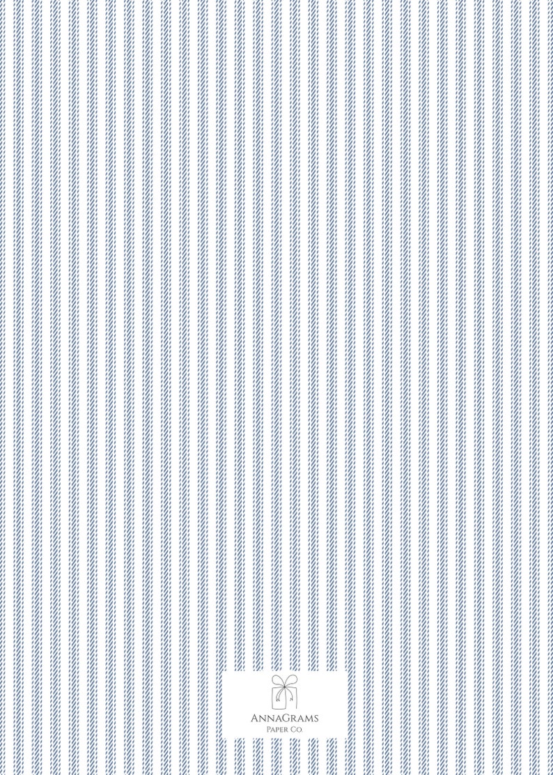 Op de afbeelding: Witte achtergrond met dunne blauwe verticale strepen. De tekst "ANNAGRAMS PAPER CO." staat gecentreerd onderaan de afbeelding.