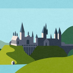 Op de afbeelding: Een gestileerde illustratie van een groot, grijs kasteel met meerdere torens, tegen een blauwe lucht en groene heuvels. Het kasteel is omgeven door een groen grasgebied met een kronkelend pad.