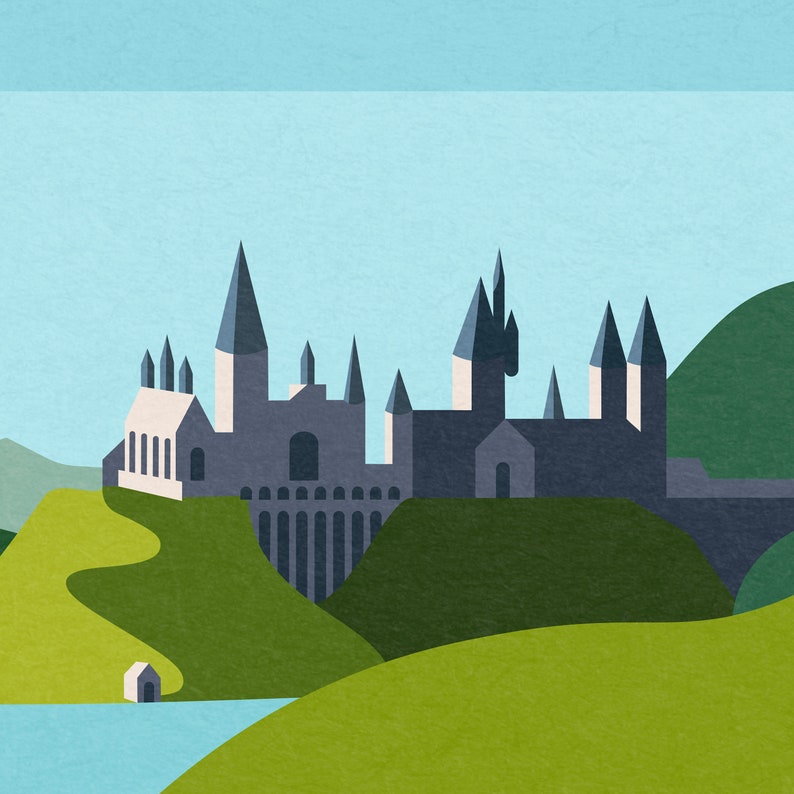 Op de afbeelding: Een gestileerde illustratie van een groot, grijs kasteel met meerdere torens, tegen een blauwe lucht en groene heuvels. Het kasteel is omgeven door een groen grasgebied met een kronkelend pad.