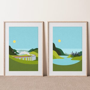 Op de afbeelding: Twee ingelijste illustraties van sc&egrave;nes uit het Harry Potter-universum. De eerste illustratie toont een rode trein die over een stenen brug rijdt met een groen landschap en een blauwe lucht. De tweede illustratie toont een kasteel met torens op een groen eiland met een blauw meer en een blauwe lucht.