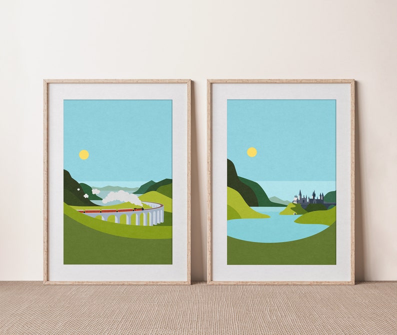 Op de afbeelding: Twee ingelijste illustraties van sc&egrave;nes uit het Harry Potter-universum. De eerste illustratie toont een rode trein die over een stenen brug rijdt met een groen landschap en een blauwe lucht. De tweede illustratie toont een kasteel met torens op een groen eiland met een blauw meer en een blauwe lucht.