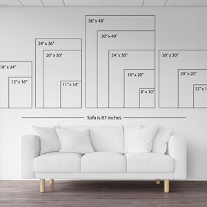 Op de afbeelding: Een diagram dat verschillende maten fotolijsten laat zien, vari&euml;rend van 20 cm bij 25 cm tot 91 cm bij 122 cm. De tekst "Sofa is 87 inch" staat onder de lijsten.