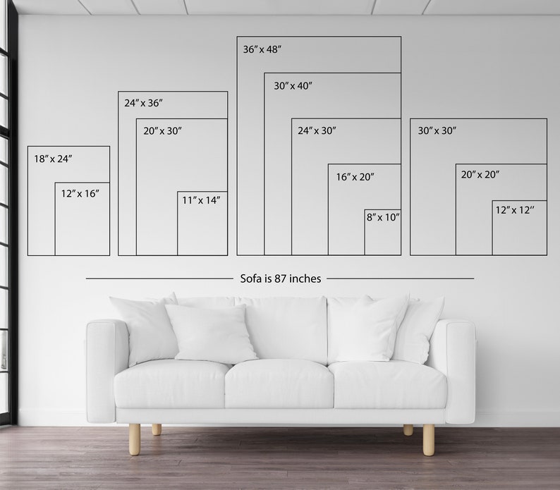 Op de afbeelding: Een diagram dat verschillende maten fotolijsten laat zien, vari&euml;rend van 20 cm bij 25 cm tot 91 cm bij 122 cm. De tekst "Sofa is 87 inch" staat onder de lijsten.