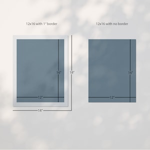 Op de afbeelding: Twee illustraties van een 12x16 inch print, een met een 1 inch rand en een zonder rand. De print is lichtblauw.