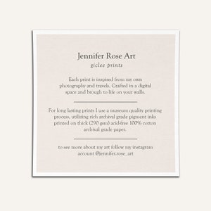 Op de afbeelding: Tekst op een witte achtergrond die de gicl&eacute;e-prints van Jennifer Rose Art beschrijft. De tekst legt uit dat elke print is ge&iuml;nspireerd door de fotografie en reizen van de kunstenaar. De prints worden gemaakt in een digitale ruimte en gedrukt op dik, zuurvrij 100% katoenen archiefpapier. De tekst bevat ook het Instagram-account van de kunstenaar: @jennifer.rose_art.