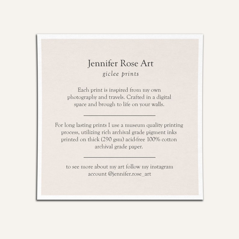 Op de afbeelding: Tekst op een witte achtergrond die de gicl&eacute;e-prints van Jennifer Rose Art beschrijft. De tekst legt uit dat elke print is ge&iuml;nspireerd door de fotografie en reizen van de kunstenaar. De prints worden gemaakt in een digitale ruimte en gedrukt op dik, zuurvrij 100% katoenen archiefpapier. De tekst bevat ook het Instagram-account van de kunstenaar: @jennifer.rose_art.