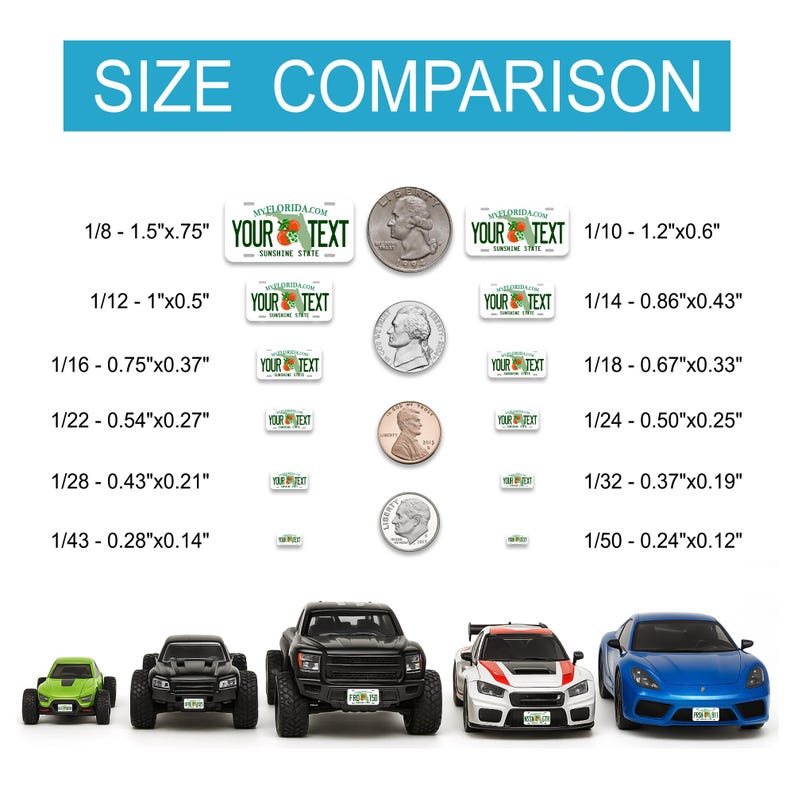 Op de afbeelding: Een maattabel met diverse miniatuur kentekenplaten, munten en speelgoedauto's. De kentekenplaten hebben de tekst "MYFLORIDA.COM YOUR TEXT SUNSHINE STATE". De speelgoedauto's zijn onder meer een groene jeep, een zwarte truck, een witte en rode raceauto en een blauwe sportwagen.
