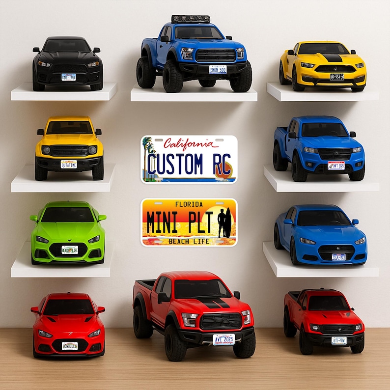 Op de afbeelding: Een verzameling speelgoedauto's in verschillende kleuren, waaronder zwart, blauw, geel, groen en rood, tentoongesteld op witte planken. De collectie bevat een blauwe pick-up truck, een gele sportwagen en een rode sportwagen. Er worden ook twee kentekenplaten weergegeven.