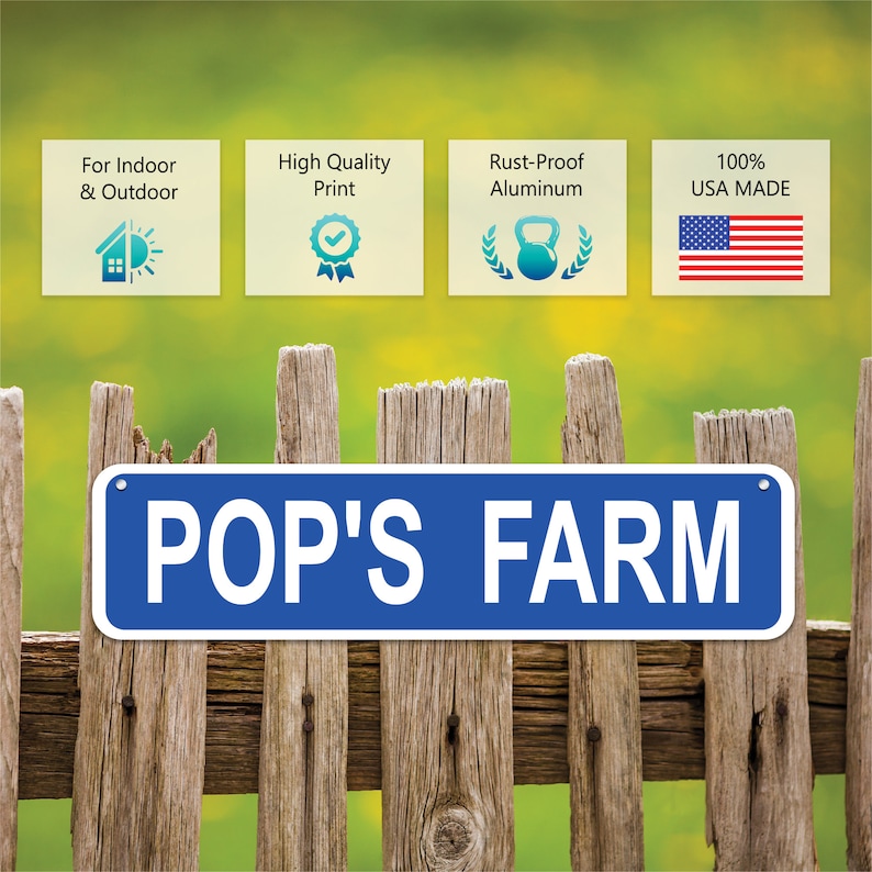 Puede incluir: Un letrero de metal azul y blanco con el texto "POP'S FARM" en una valla de madera. El letrero est&aacute; hecho en los Estados Unidos y es a prueba de &oacute;xido.
