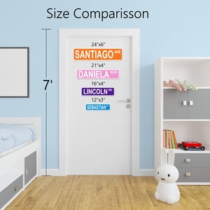 Puede incluir: Una puerta blanca con cinco se&ntilde;ales de calle de diferentes tama&ntilde;os. Las se&ntilde;ales son naranja, rosa, morado y azul. Las se&ntilde;ales tienen diferentes nombres, incluyendo Santiago Ave, Daniela Blvd, Lincoln Rd y Sebastian. La puerta mide 2,1 metros de alto.
