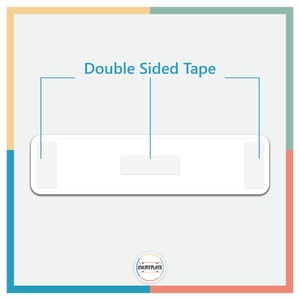 Puede incluir: Un letrero rectangular blanco con el texto "Double Sided Tape" encima. Tres trozos de cinta adhesiva de doble cara est&aacute;n unidos al letrero, uno a cada lado y uno en el medio.