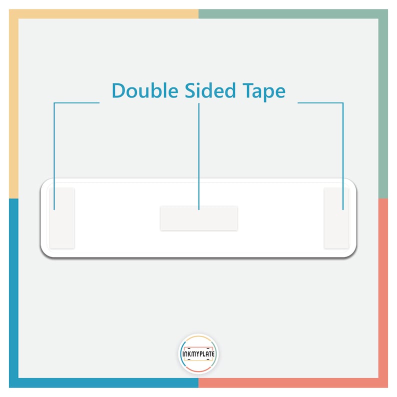 Puede incluir: Un letrero rectangular blanco con el texto "Double Sided Tape" encima. Tres trozos de cinta adhesiva de doble cara est&aacute;n unidos al letrero, uno a cada lado y uno en el medio.
