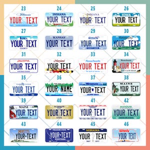 Op de afbeelding: Een verzameling kentekenplaten uit verschillende Amerikaanse staten, elk met een uniek ontwerp en de tekst "YOUR TEXT". De platen tonen staatsnamen, emblemen en kleuren.