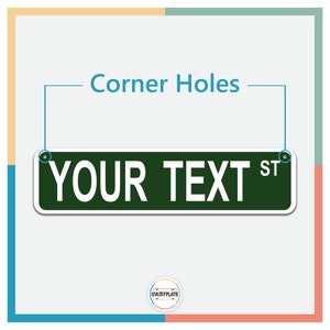 Puede incluir: Se&ntilde;al de calle verde con letras blancas que dice "YOUR TEXT ST". La se&ntilde;al tiene dos agujeros en las esquinas para colgar.
