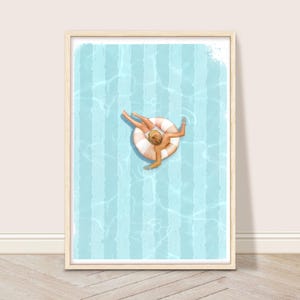 Pode incluir: Uma pessoa flutua em um anel inflável listrado de branco e rosa em uma piscina azul com listras brancas. A pessoa está usando um maiô branco e um chapéu de palha.