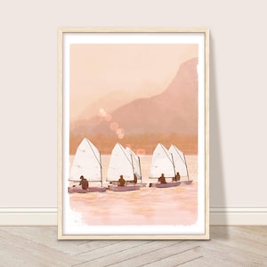 Op de afbeelding: Een aquarel schilderij van vier zeilboten op een wateroppervlak met een bergketen op de achtergrond. De lucht is zacht roze en oranje van kleur. De zeilboten zijn wit met mensen die erin zitten.