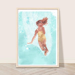 Puede incluir: Una pintura de acuarela de una persona en un traje de baño amarillo nadando bajo el agua. La persona está rodeada de burbujas y el agua es de color azul claro.