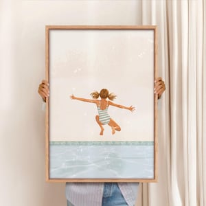 以下が含まれることがあります： ツインテールをした子供がプールに飛び込む様子を描いたデジタルイラストの額入りアートプリント。子供は水色と白のストライプのワンピース水着を着用している。下部には水色のプールの水面が描かれている。