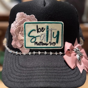 Svart OTTO TRUCKER-keps med temat "Be Salty". Kristen baserad, bibelmärke. Dam. Vackra blommor och strass. Korsberlock.
