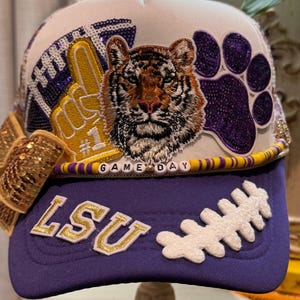 Cappellino da camionista Game Face ready in viola e oro. Catena di perline. Bellissima toppa con la faccia di una tigre. Da donna.