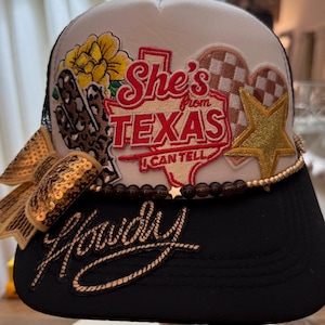 Cappello da camionista texano. Da donna. Tema western. Diverse toppe. Catena di perline. Cappello bianco e nero.