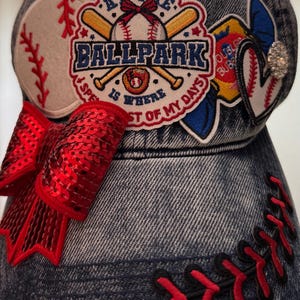 Denimbasebollkeps ... flera märkes. Röd paljettrosett. Basebolltema. Keps för dam- eller tonårsflickor.