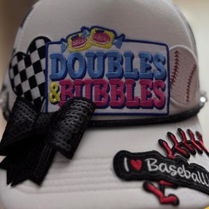 Casquette camionneur de baseball Doubles and Bubbles .   Résille à carreaux noirs et blancs.  Mesdames