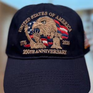 Marinblå bollkeps i 250-årsjubileumsutgåva av Amerikas självständighet. Broderad. Flaggmärke på vänster sida. Klar att skickas.