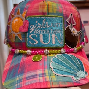Karierte Trucker-Mütze in leuchtenden Farben mit sommerlichem Strand-Thema.   Damen.  Perlenkette.  Mädels wollen nur Sonne !