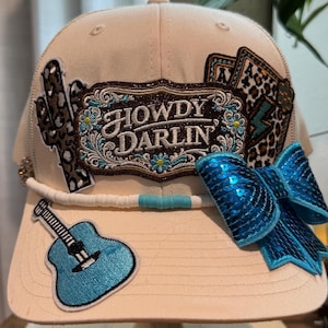 Cappellino da camionista Howdy Darlin’! da donna. Tema western. Diverse toppe. Cappellino Richardson 112. Catena di perline.