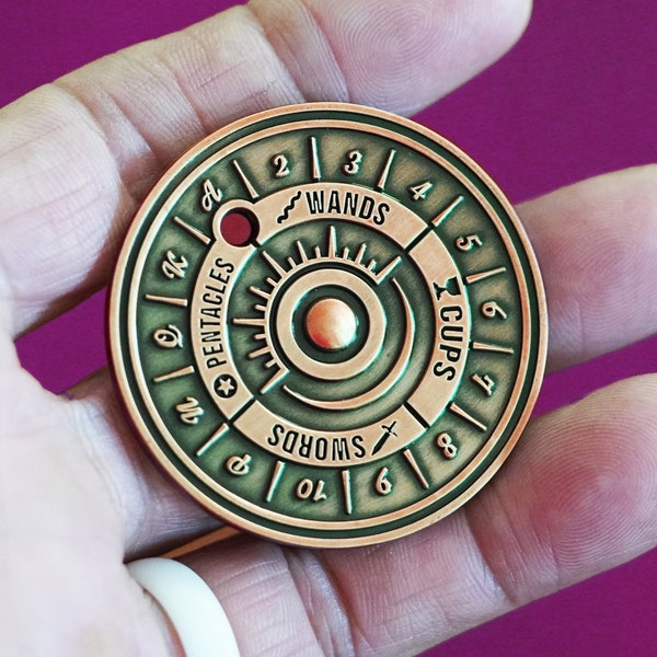 The Tarot Coin, jeu de cartes de tarot tournant entièrement fonctionnel avec les 78 cartes arcanes majeurs et mineurs, en cuivre antique