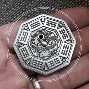 Le premier outil de divination du IChing en laiton massif tournant au monde, pièce de collier de bijoux du Yi King, pièce de carte de tarot chinois en argent, pièces de monnaie chinoises