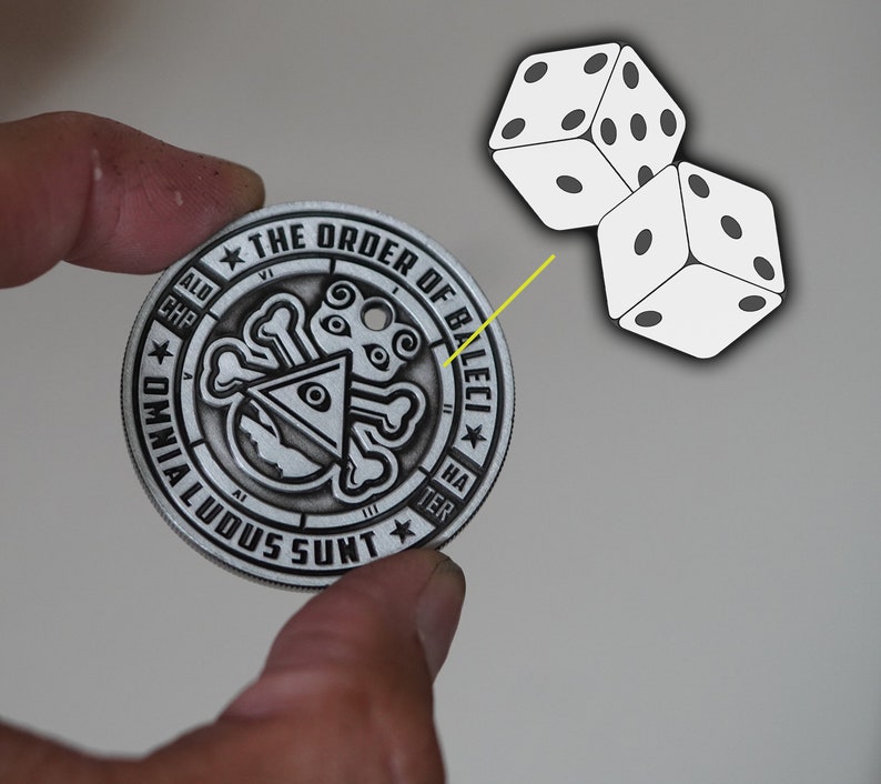 Peut inclure: Une pi&egrave;ce de monnaie en m&eacute;tal argent&eacute;e avec un motif de cr&acirc;ne et d'os crois&eacute;s. La pi&egrave;ce porte l'inscription "The Order of Baleeci" et "Omnia Ludus Sunt" sur le bord. Deux d&eacute;s blancs sont repr&eacute;sent&eacute;s dans le coin sup&eacute;rieur droit de l'image.