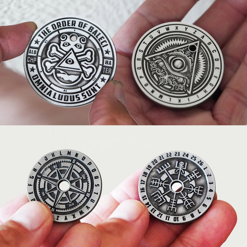 Peut inclure: Trois jetons en m&eacute;tal argent&eacute; avec des motifs diff&eacute;rents. Le premier jeton repr&eacute;sente un cr&acirc;ne et des os crois&eacute;s avec un &oelig;il dans un triangle, entour&eacute; d'un texte qui dit "THE ORDER OF BALECI * VI * ALD CHP * OMNIALUDUS SUNT * AI * HA TER *." Le deuxi&egrave;me jeton repr&eacute;sente un &oelig;il dans un triangle entour&eacute; d'un cercle de texte qui dit "RSTUVWXYZABCDEFGHIJKLMNOP." Le troisi&egrave;me jeton repr&eacute;sente une boussole avec un cercle de chiffres autour du bord, de 1 &agrave; 26.