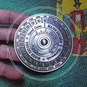 Ruota dei Tarocchi - Moneta con mazzo di Tarocchi unico, moneta con carte dei Tarocchi rotanti completamente funzionale con tutte le 78 carte degli Arcani Maggiori + Minori, in Argento Antico