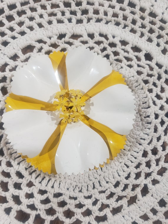Yellow and White Floral Mod Enamel Brooch - Etsy display picture 3