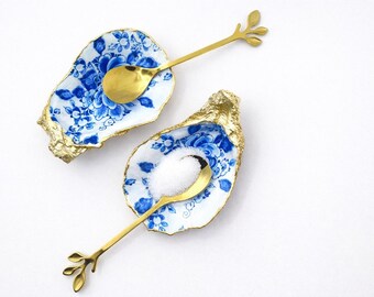 Solniczki w stylu chinoiserie z muszli ostryg ze złotymi łyżkami, wystrój nadmorski