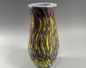 Vase sculpté violet et jaune inhabituel