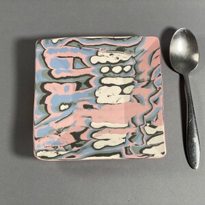 Bunte Dessert-Teller oder Sushi-Teller.