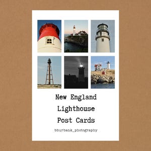Peut inclure: Une carte blanche présentant six photographies distinctes de phares de Nouvelle-Angleterre disposées en grille. Sous les images, le texte indique New England Lighthouse Post Cards et bburbank_photography dans une police machine à écrire.