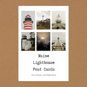 Peut inclure: Une carte rectangulaire blanche présentant une grille de six photographies de phares distinctes. Sous les images, le texte indique Maine Lighthouse Post Cards et bburbank_photography dans une police noire style machine à écrire.