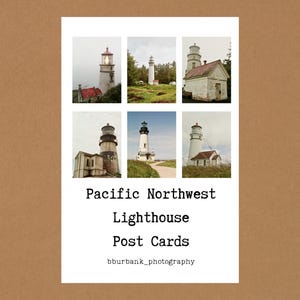 Peut inclure: Un ensemble de cartes postales présentant six photographies distinctes de phares du nord-ouest du Pacifique. Le texte indique Pacific Northwest Lighthouse Post Cards et bburbank_photography. Chaque image montre une structure de phare différente.